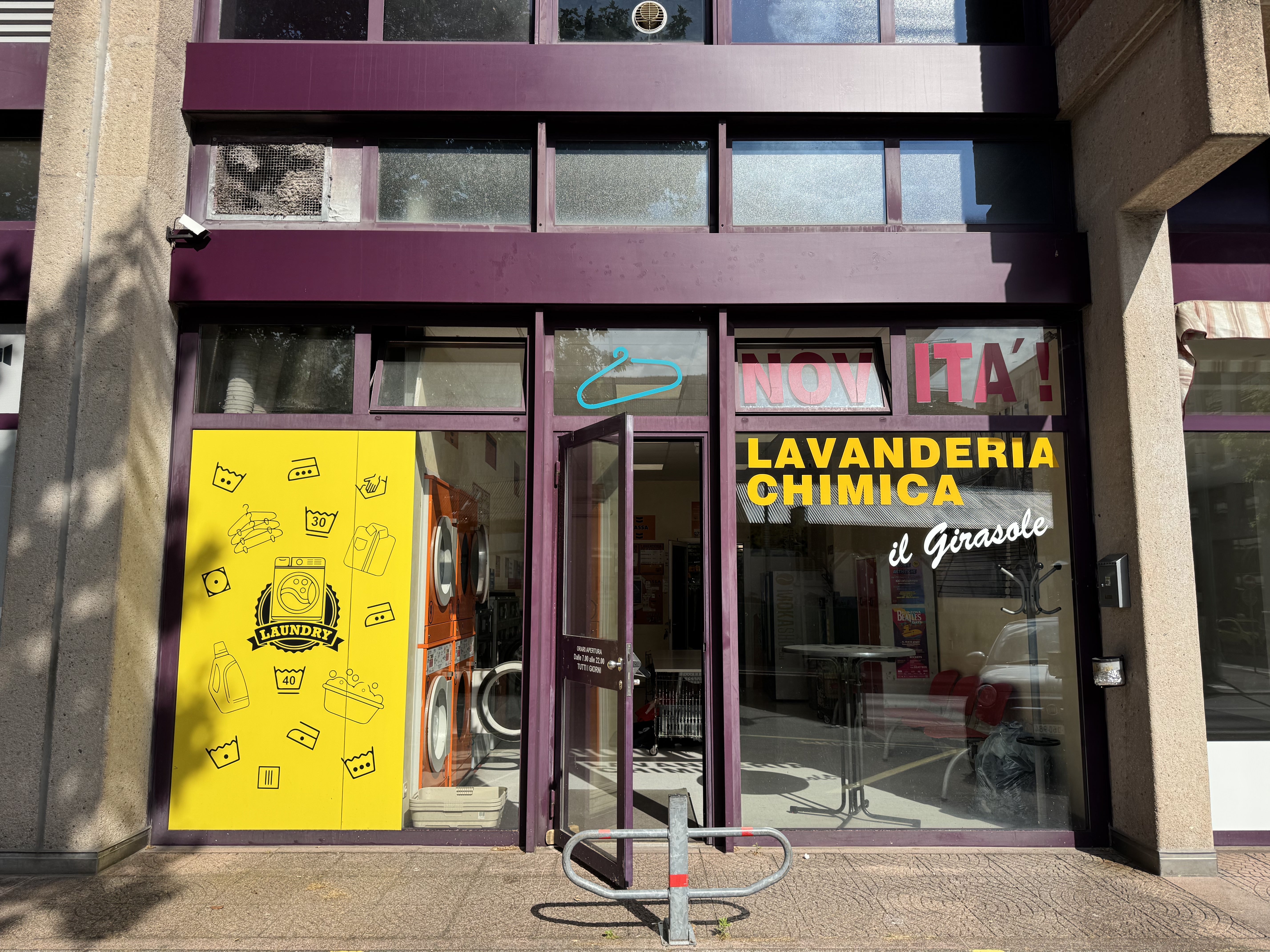 Interno della Lavanderia Il Girasole a Lugano 1